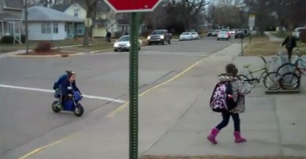 Ovaj mališan svaki dan u vrtić dolazi na svom motoru