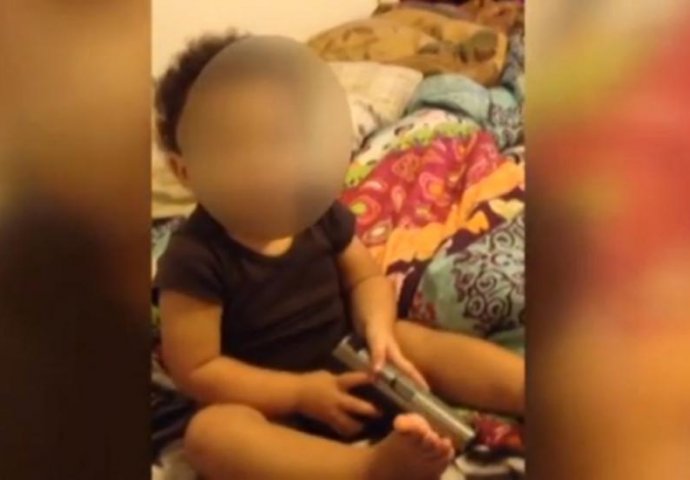 ŠOKANTNO: Jednogodišnja beba gura pištolj u usta