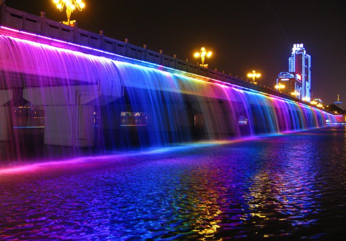 Za veličanstven pogled: Most sa fontanom duginih boja