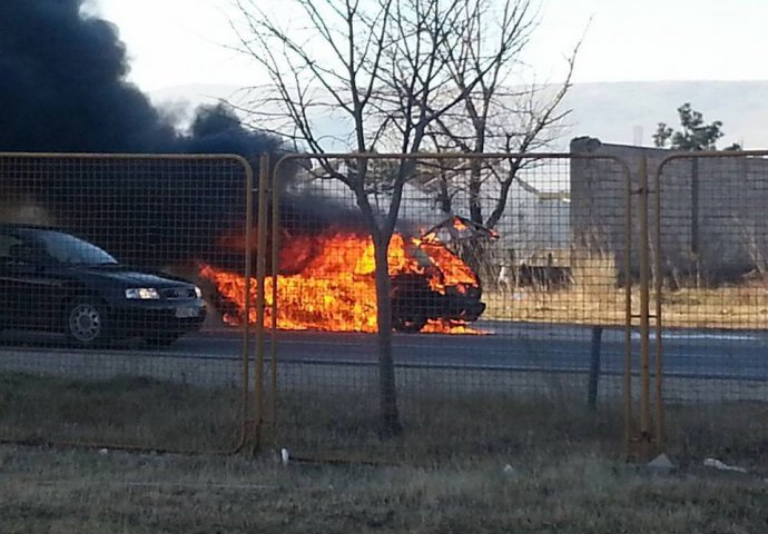 Južno od Mostara gorio Golf, vozač se uspio spasiti