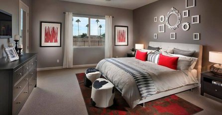 Kombinacija crvene i sive boje u spavaćoj sobi