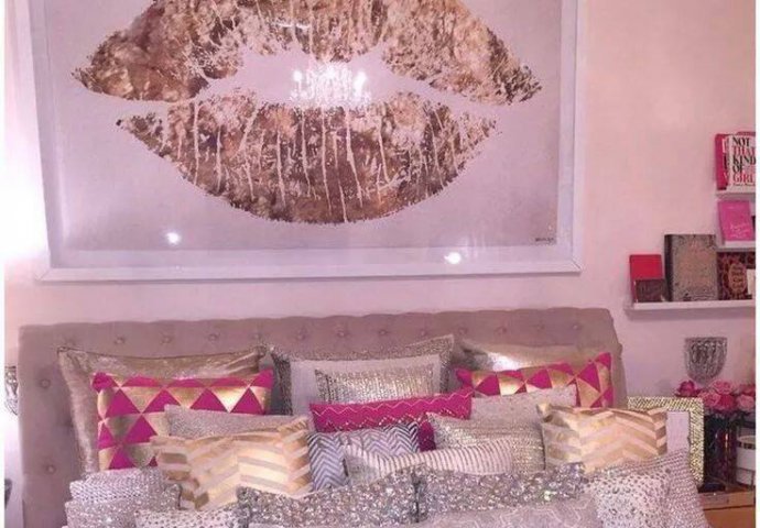 Dekorativni jastuci za glamur u spavaćoj sobi