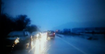 Mostar: Zbog saobraćajne nesreće i izlijevanja vode otežan promet na magistralnom putu M17