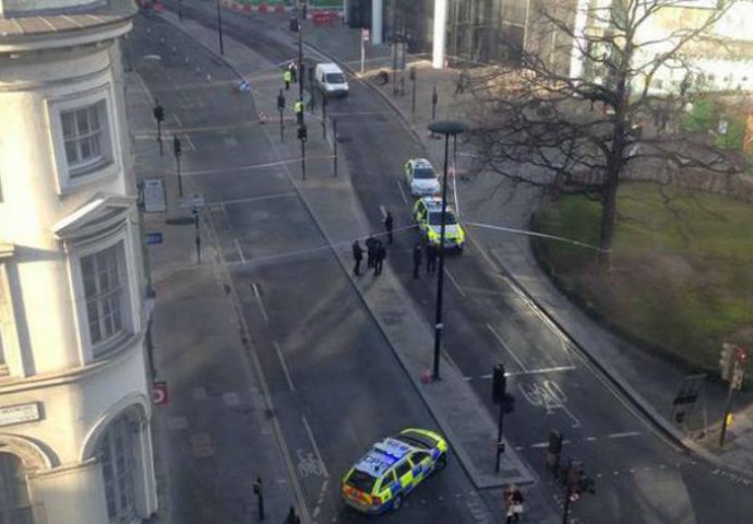 Policija istražuje sumnjiv paket u centru Londona