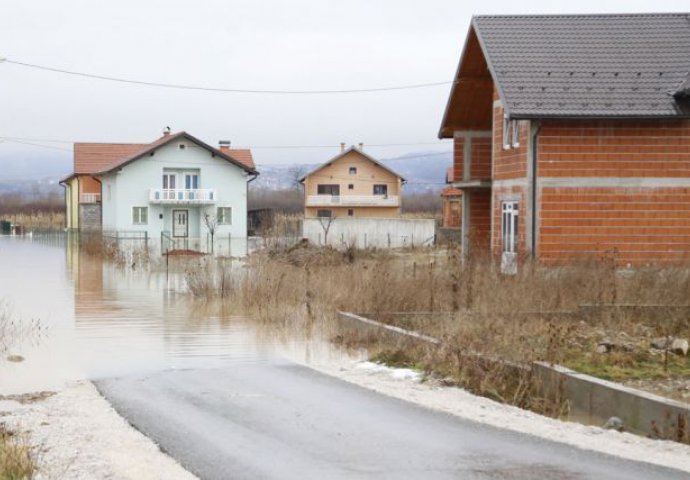 Voda se povlači, problemi ostaju