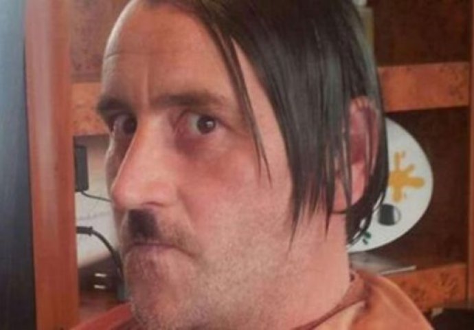 Osnivač PEGIDA-e objavio fotografiju na kojoj liči na Hitlera