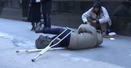 Ovo će Vam slomiti srce: Beskućnik se srušio na ulici, pogledajte ko mu je jedini pomogao