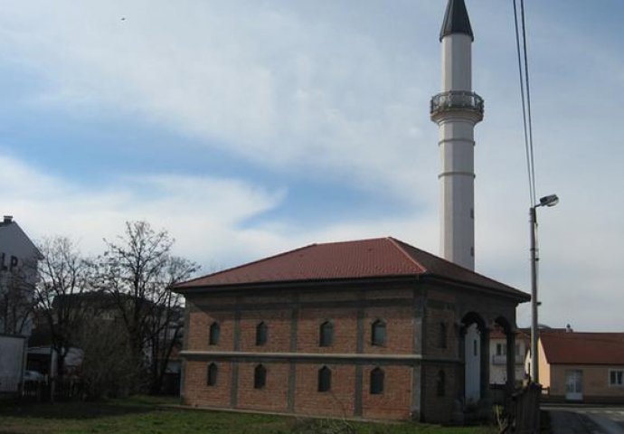 Porazbijana stakla na džamiji u Bijeljini