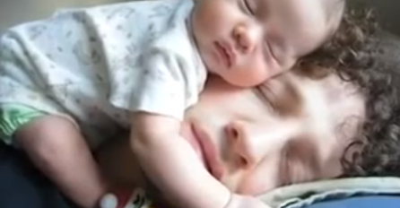Predivno: Pogledajte kako spavaju tata i beba