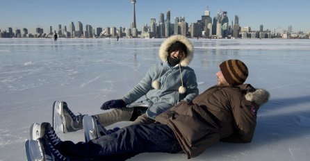 Jezero Ontario okovano ledom, Kanađani uživaju u zimskim radostima