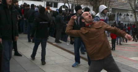 Haos u Prištini: Povrijeđeno desetak policajaca