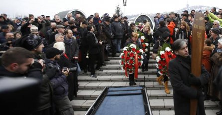 Hiljade ljudi ispratilo Montena: Kemo sahranjen uz pjesmu "Sarajevo, ljubavi moja"