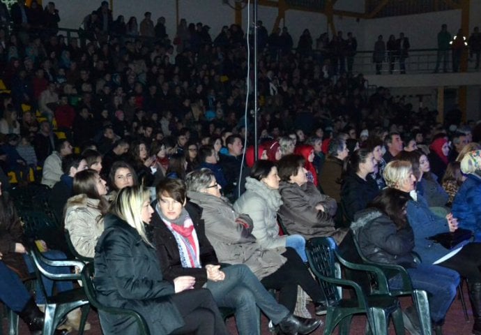 Na koncert „Pomozimo Sedini Marić“ odazvao se veliki broj građana