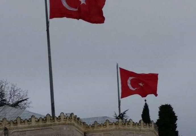 Žena pucala na policiju na trgu Taksim!