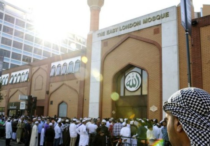 Nemuslimani posjećuju džamije u Britaniji: Pokušaj smirivanja tenzija