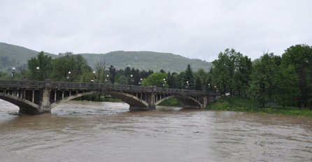 Autom sletio u rijeku Bosnu u Visokom