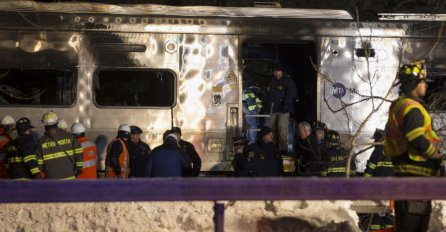 Teška saobraćajna nesreća: Voz udario džip na pruzi, sedam poginulih