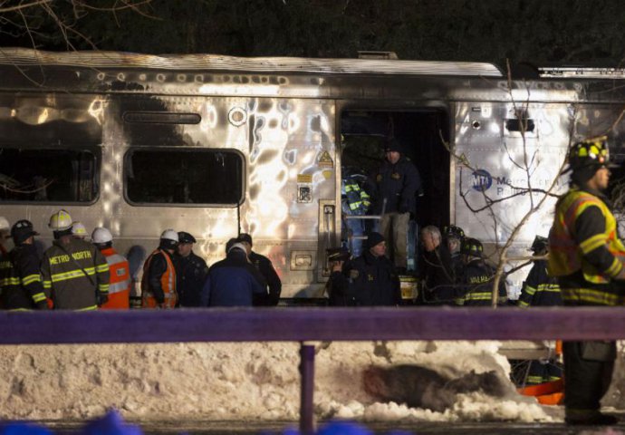 Teška saobraćajna nesreća: Voz udario džip na pruzi, sedam poginulih