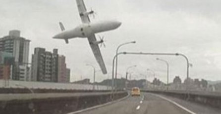 Stravičan snimak: Avion udara u most i ruši se u rijeku, najmanje 12 mrtvih