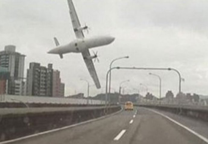 Stravičan snimak: Avion udara u most i ruši se u rijeku, najmanje 12 mrtvih
