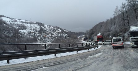 Dva vozila sletjela s autoputa, saobraćajni kolaps na Bradini