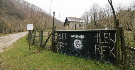 Gornja Maoča: Skinuli zastavu ISIS-a, ali grafiti ostali