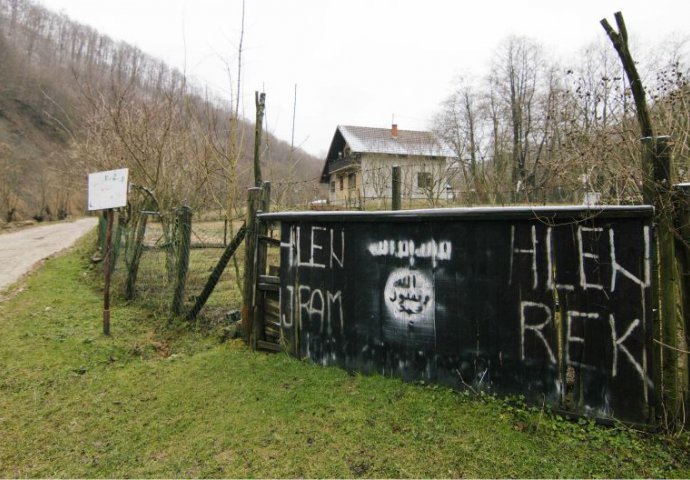 Gornja Maoča: Skinuli zastavu ISIS-a, ali grafiti ostali