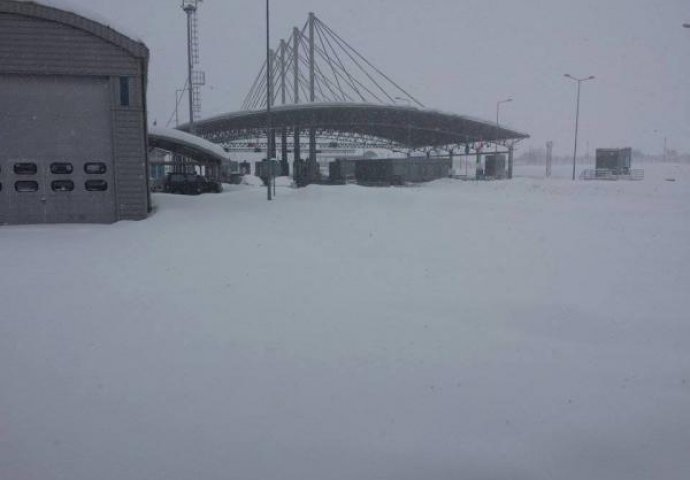 Na Graničnom prelazu Izačić obustavljen saobraćaj