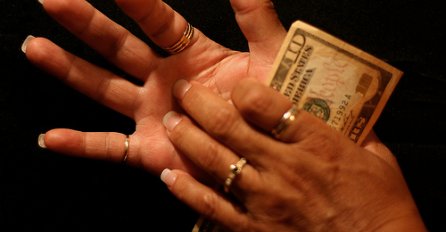 Svrbi lijevi dlan, a para nigdje