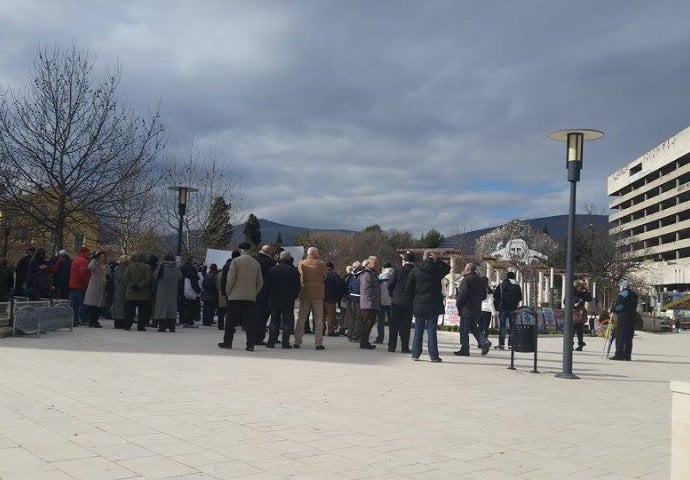 U Mostaru stotinjak ljudi na protestima!