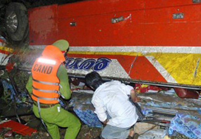 U sudaru dva autobusa 10 poginulih