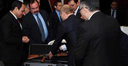 Putin poklonio Kalašnjikov Es-Sisiju
