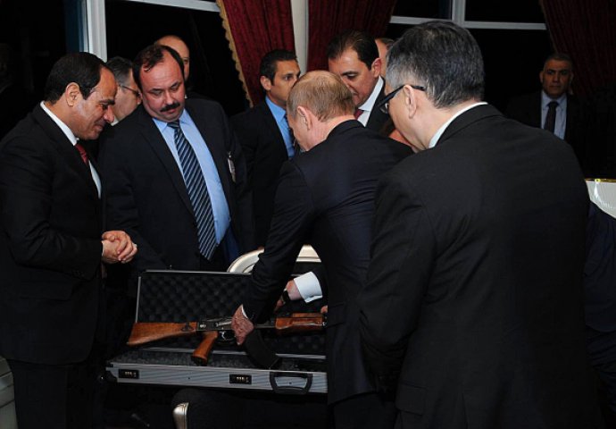 Putin poklonio Kalašnjikov Es-Sisiju