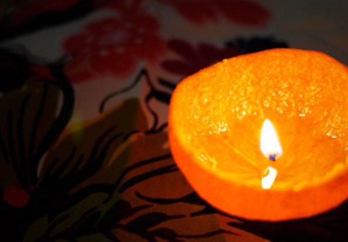 Mirišljava svijeća u kori mandarine