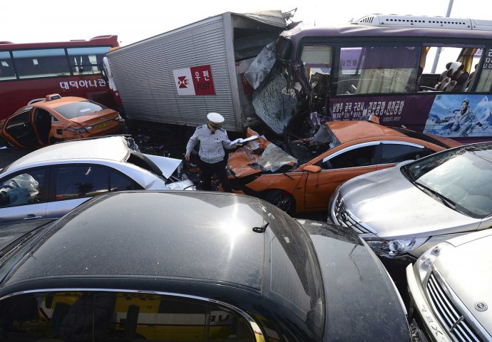 Južna Koreja: U lančanom sudaru dvoje poginulih, deseci povrijeđenih