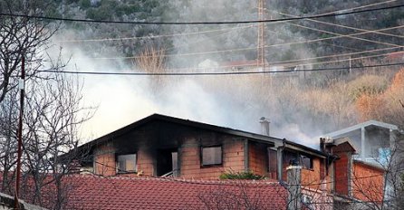 Požar je velikom brzinom progutao cijeli sprat i krov kuće!