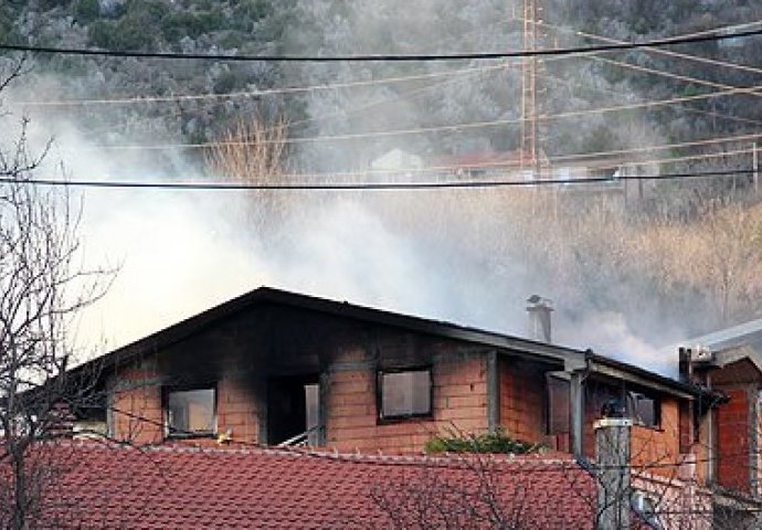 Požar je velikom brzinom progutao cijeli sprat i krov kuće!