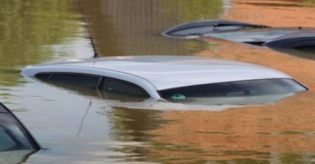 Snalažljivost na djelu: Automobile iz poplava prodaju za 4.000 eura