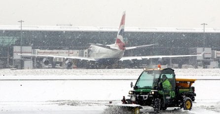 Sniježna mećava pogodila Istanbul, brodski i aviosaobraćaj obustavljeni