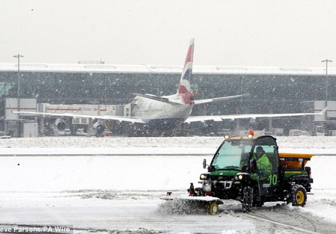 Sniježna mećava pogodila Istanbul, brodski i aviosaobraćaj obustavljeni