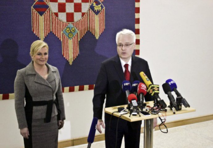 Josipović predao dužnost predsjednika Kitarovićevoj