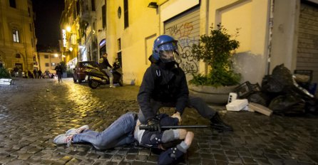 Burno na ulicama Rima: Policija hapsi pijane navijače Feyenoorda