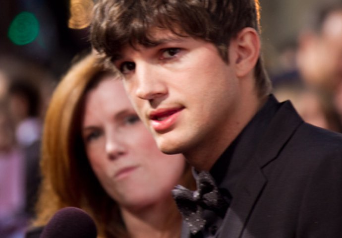 ima li Ashton Kutcher veliki penis