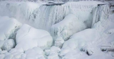 Zimska bajka: Ovako izgledaju zaleđeni Nijagarini vodopadi
