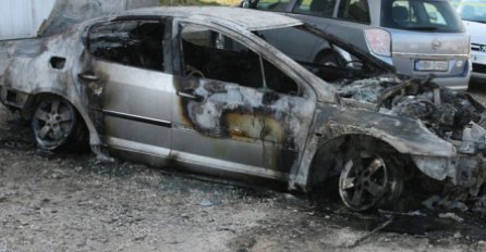 U Trebinju izgorilo auto 