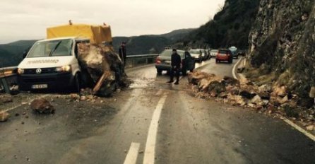 Ogromna stijena pala na kamionet