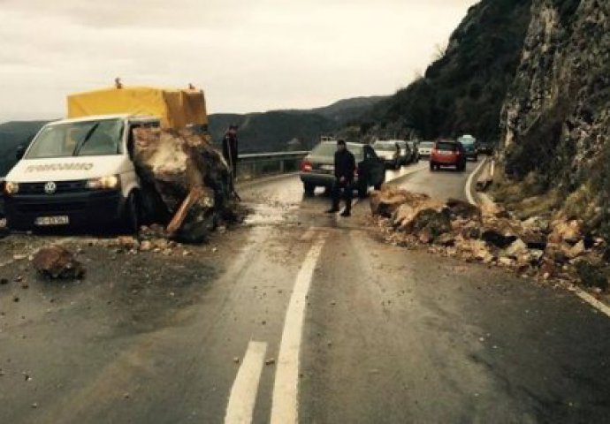 Ogromna stijena pala na kamionet