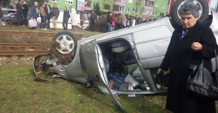 U Sarajevu vozilo završilo na tramvajskim šinama