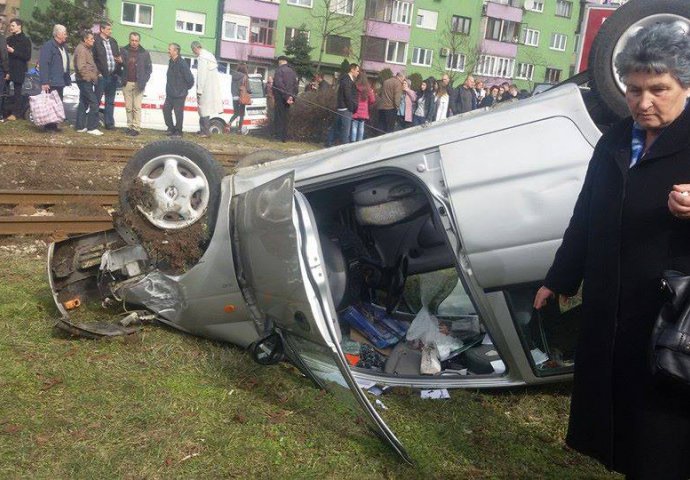 U Sarajevu vozilo završilo na tramvajskim šinama