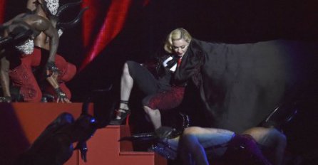 Plesač oborio Madonnu na leđa